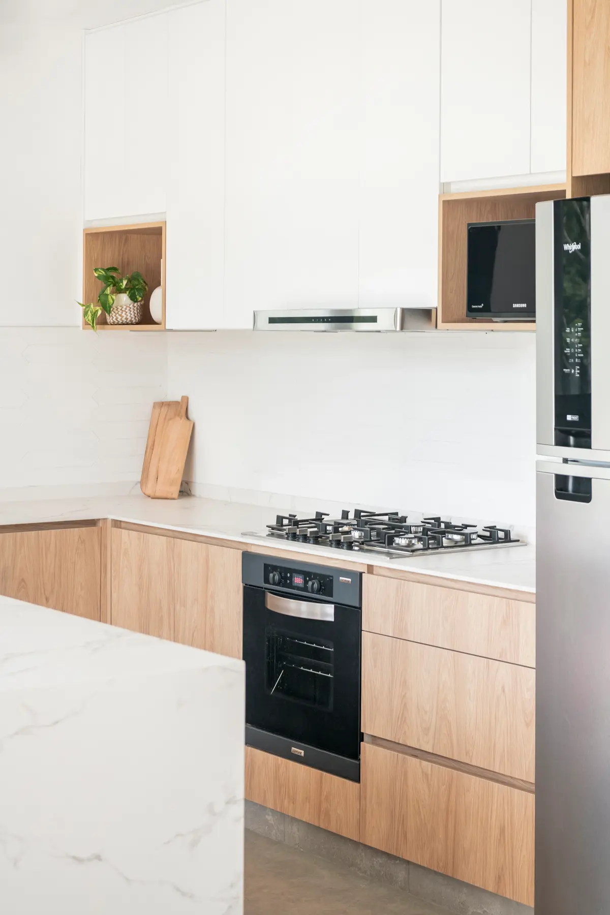 Cozinha escandinava moderna com armários de madeira e mármore — projeto Casa San Matías, por BK Arquitectos, em Belén de Escobar