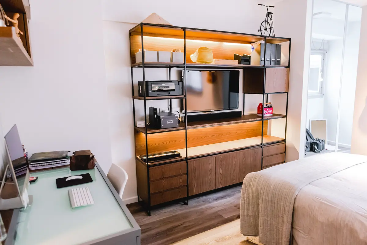Dormitorio moderno con estantería integrada, escritorio y cama — proyecto Cabrera, por Tali Estudio, en Palermo