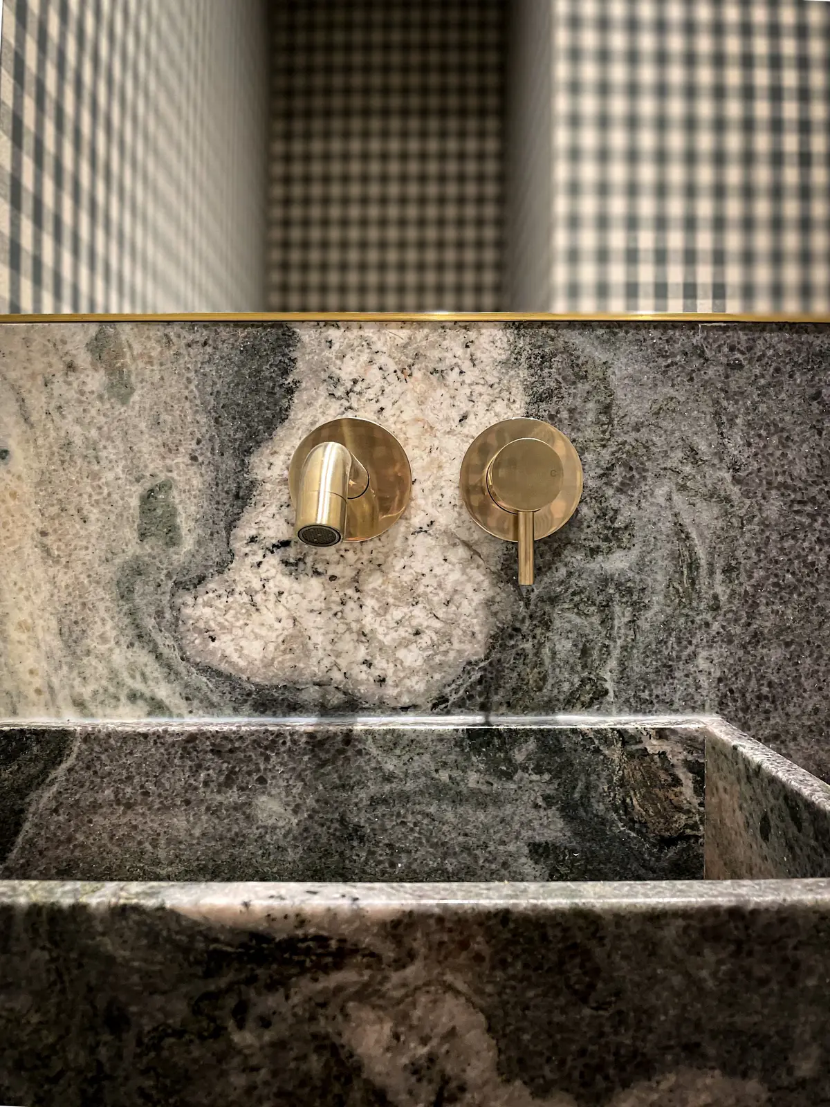 Mesada de mármol gris con canillas doradas empotradas en baño — proyecto ARQ. TOMAS MAGRANE, por uchimayfotos, en CABA