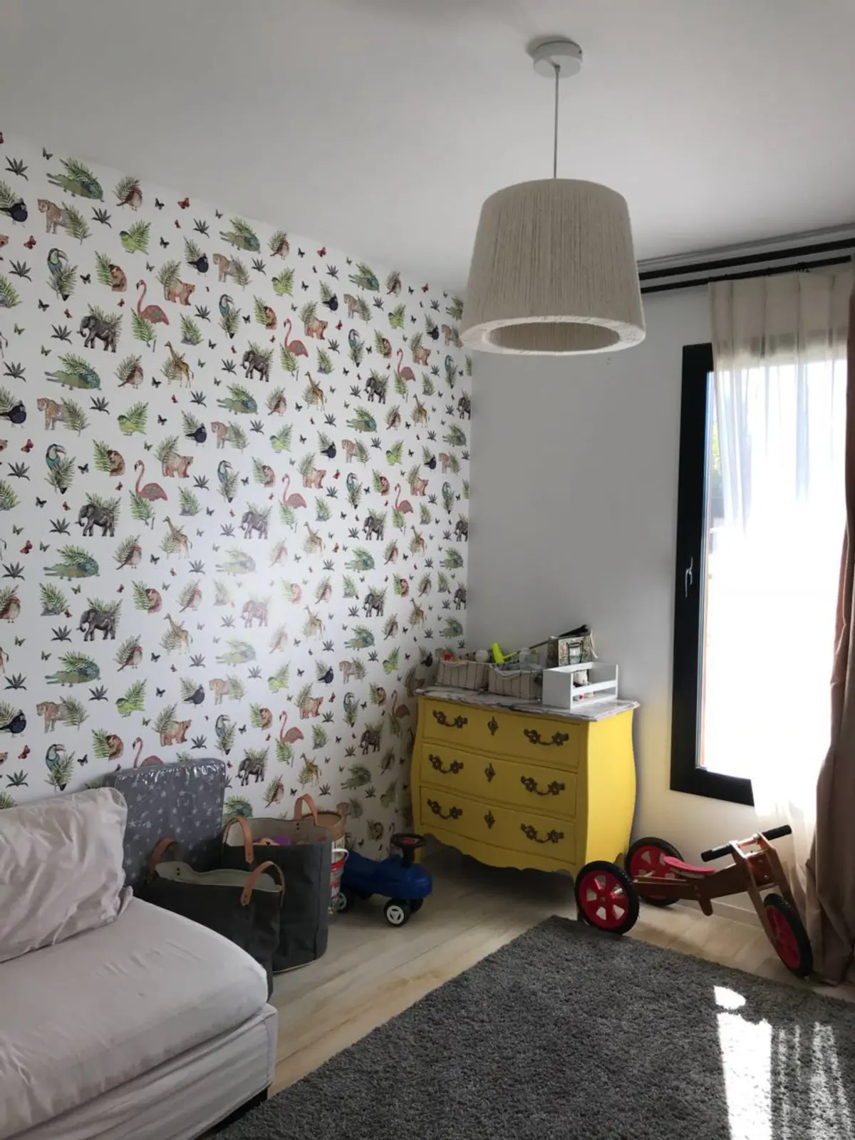 Habitación infantil con papel pintado de animales y muebles de colores — proyecto Casa Las Liebres, por Mazzinghi Sanchez, en Garin