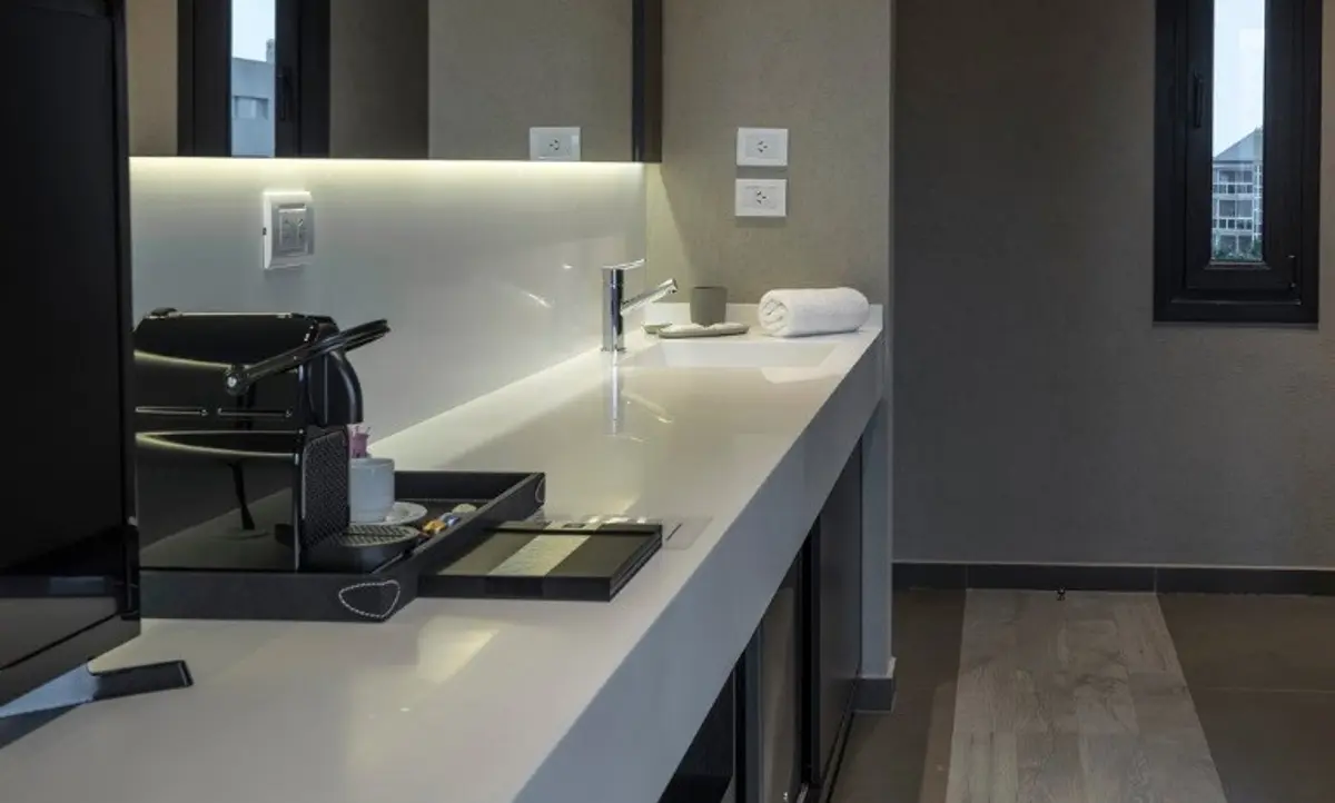 Cocina moderna con encimera de mármol blanca y almacenamiento integrado — proyecto Spa Ville St Germain, por Estudio de Int Diana Gradel, en Cariló