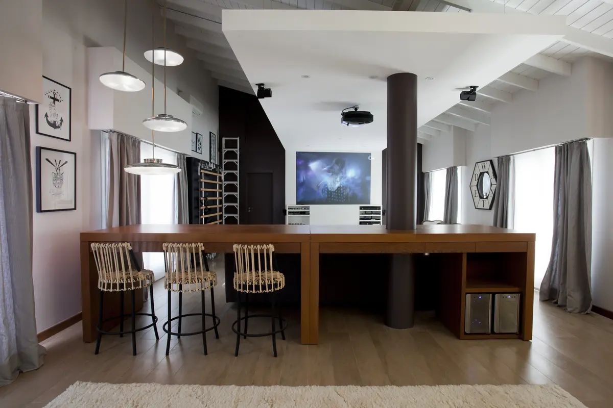 Sala de jantar/estar moderna com mesa longa de madeira e bancos pretos — projeto Obra Martínez, por M. Beatriz Gonzalez Zuelgaray, em Martínez