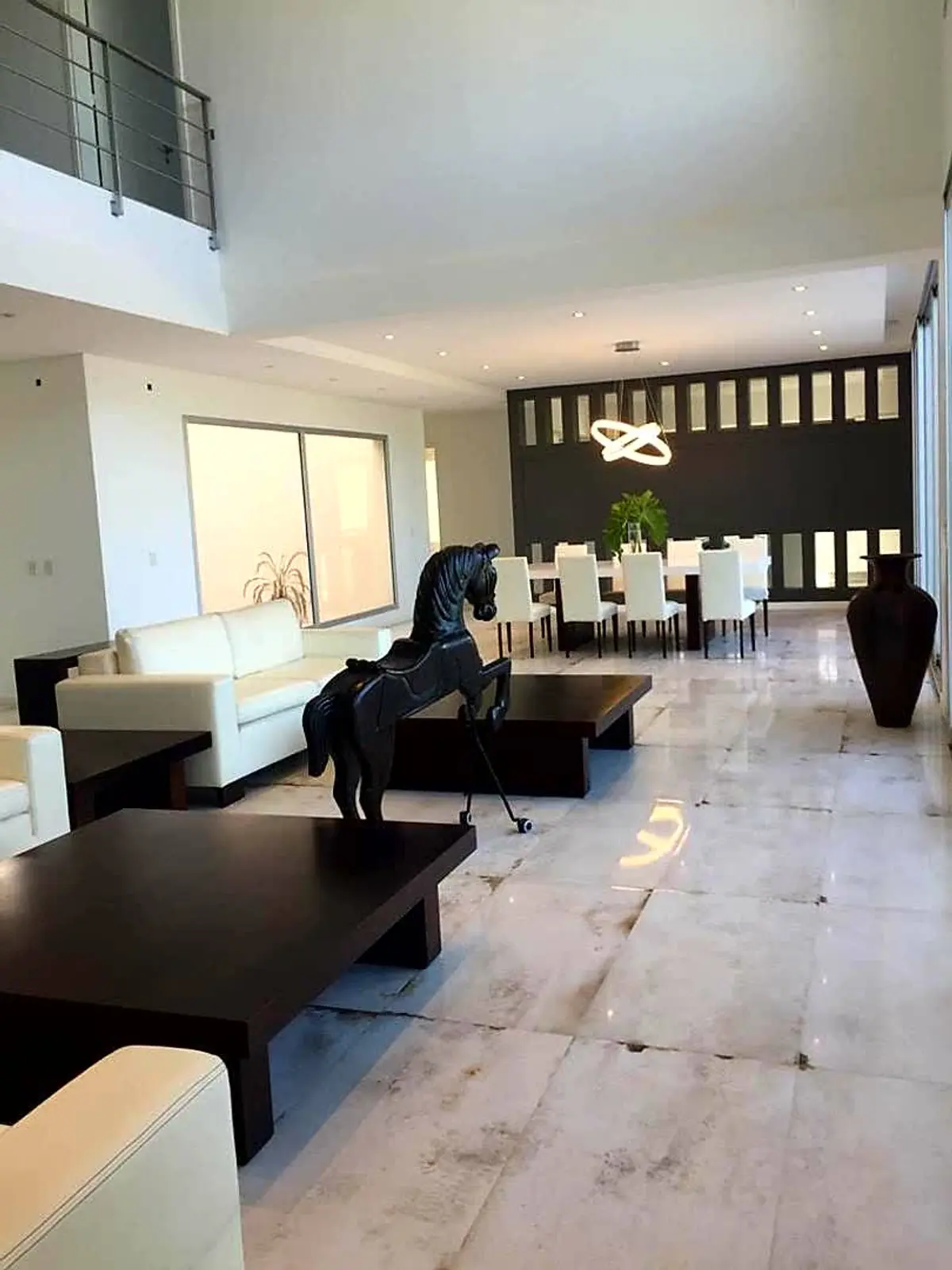 sala de estar e jantar moderna com cavalo de madeira e pé direito alto — projeto LRCC 245, por LESSI ARQUITECTURA, em Los Cardales