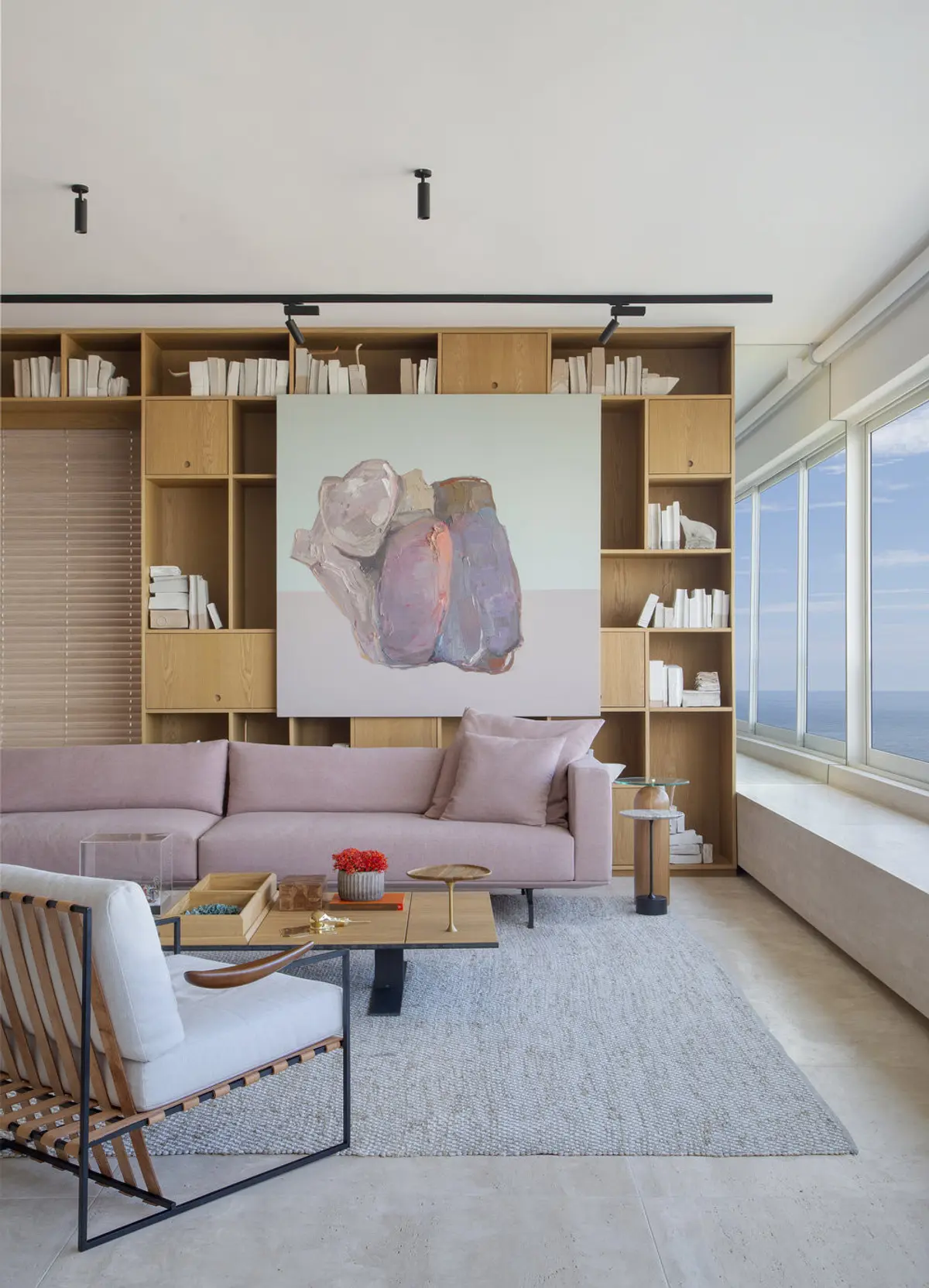 Living minimalista con sofa rosa, muebles madera y cuadro abstracto — proyecto PS House, por Studio Ro-ca