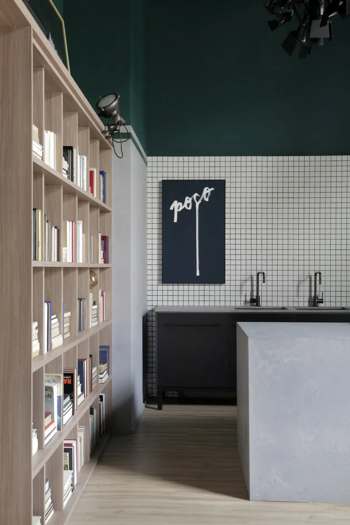 Diseño de local comercial moderno con estantes de madera, mesada de mármol y pared verde oscuro — proyecto Casa COR 2019, por Studio Ro-ca