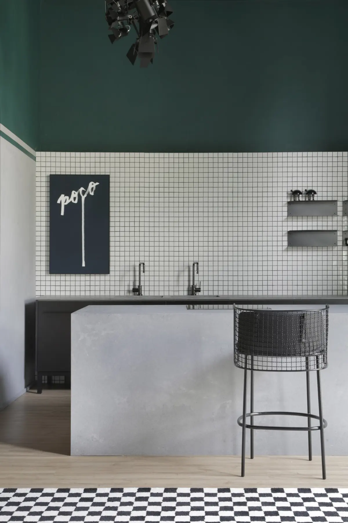 Cocina minimalista con isla, azulejos blancos y techo verde profundo — proyecto Casa COR 2019, por Studio Ro-ca