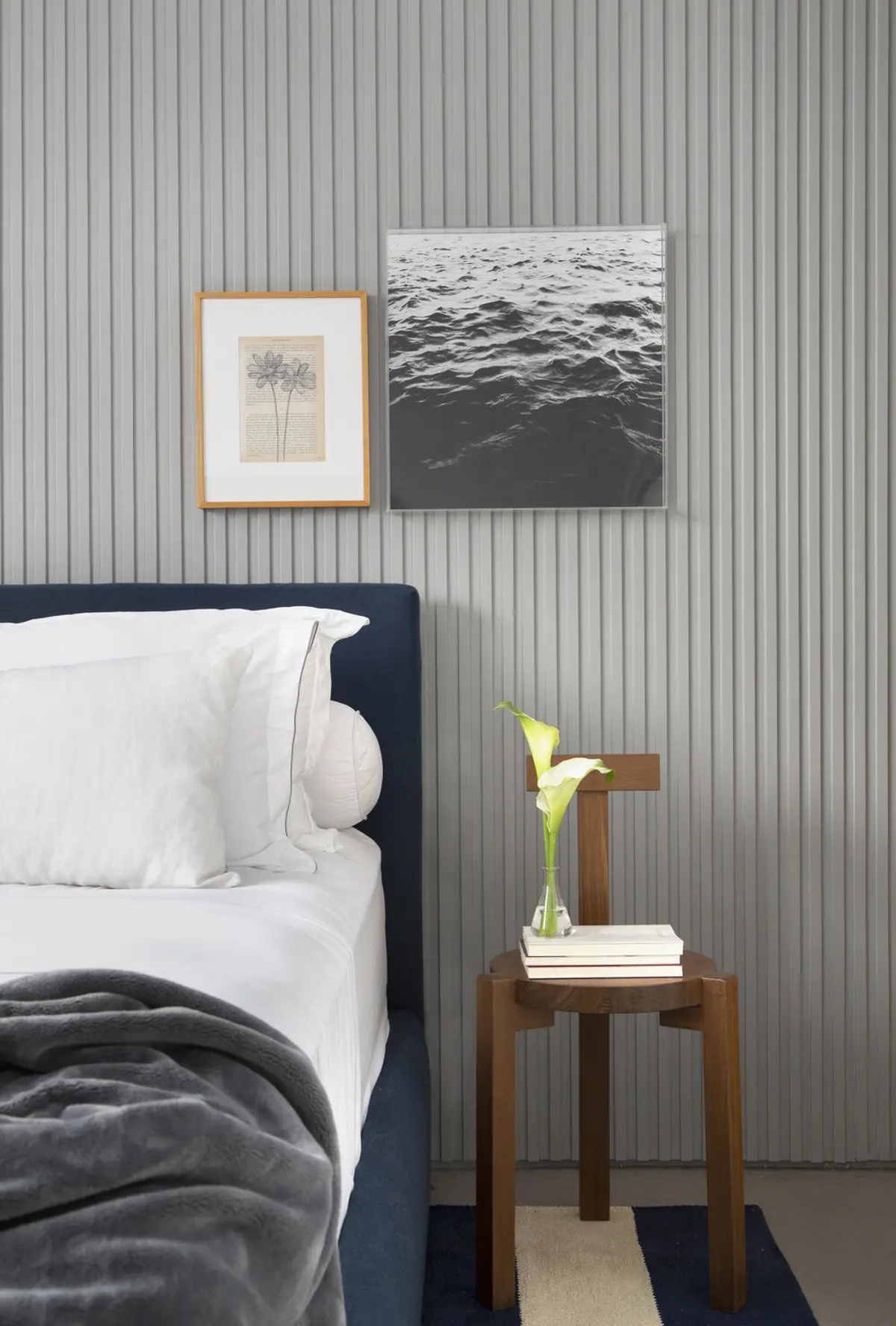 Dormitorio moderno con cama azul, cuadros en pared acanalada gris — proyecto MN House, por Studio Ro-ca