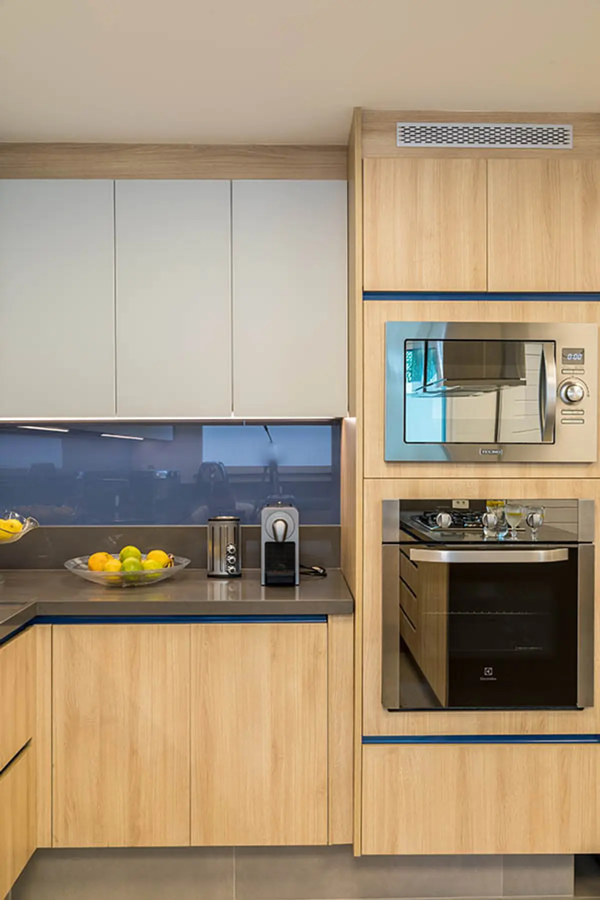 Cocina moderna de madera y blanco con electrodomésticos integrados — proyecto Casa Barra ED, por Amanda Miranda