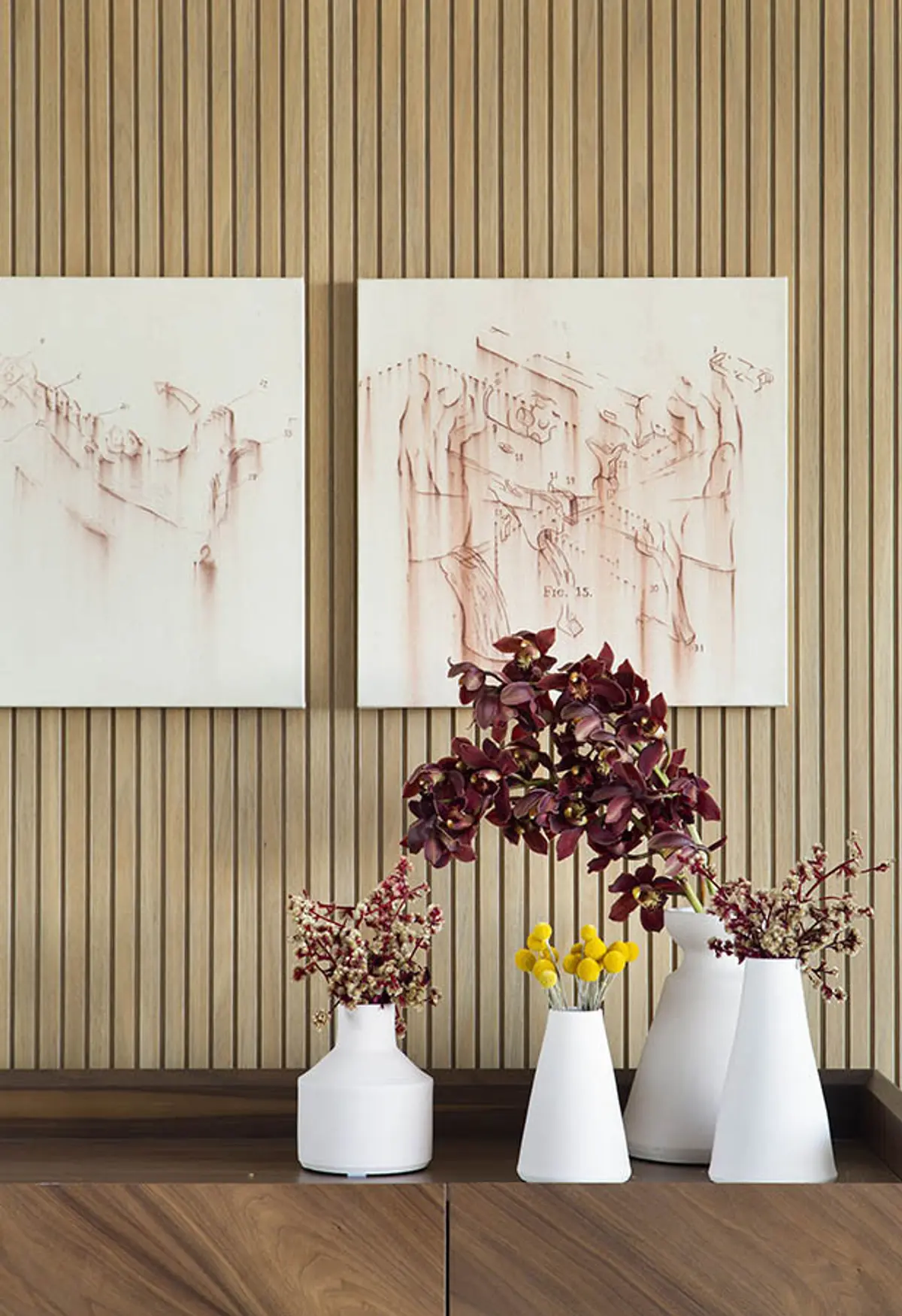 Sala de estar con pared de lámparas de madera y jarrones de flores — proyecto Apartamento Ingá, por Amanda Miranda