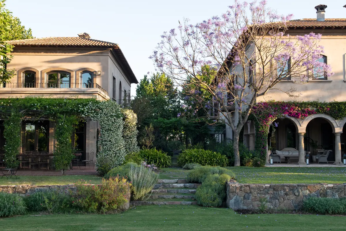 Jardín con color predominante Blanco del Proyecto Casa Toscana  por Estudio Du 