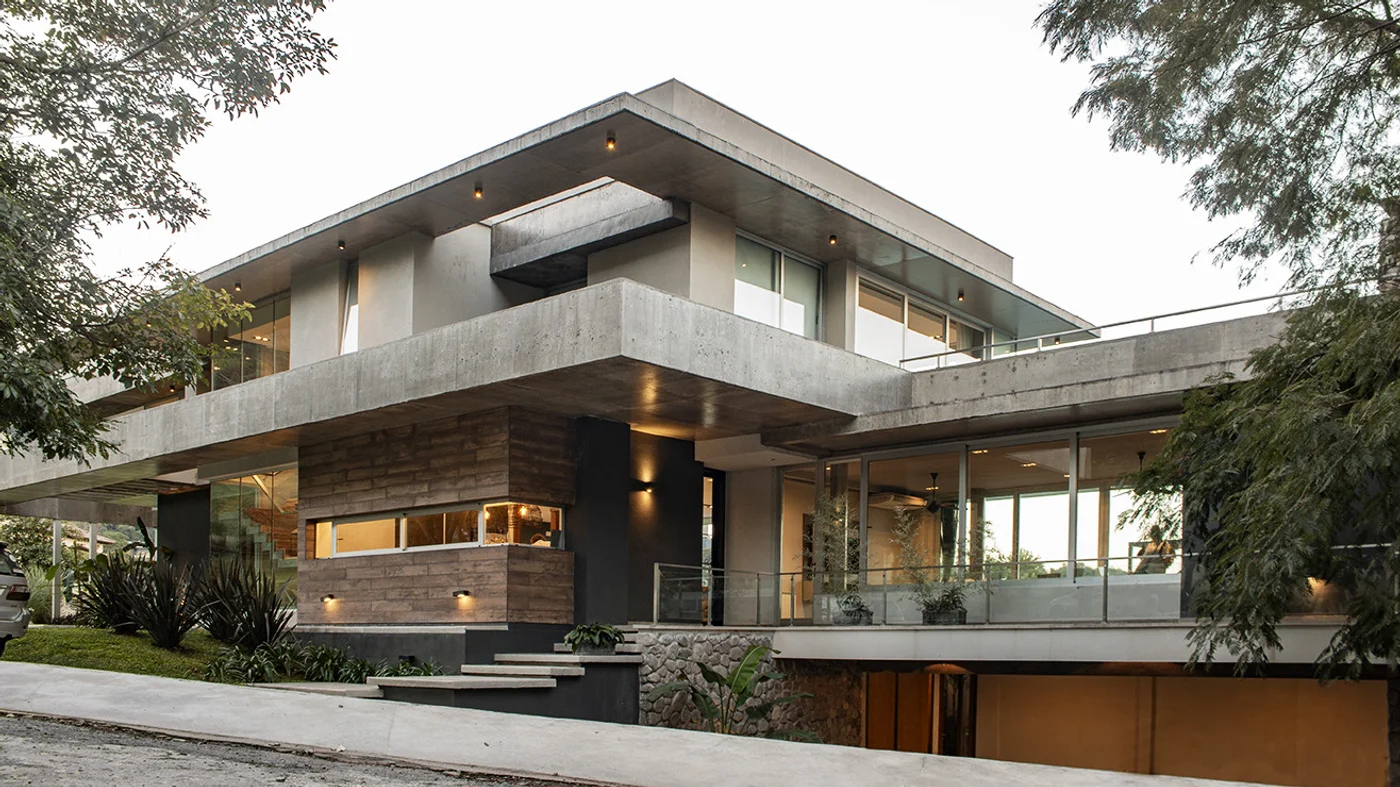 Fachada moderna de hormigón con amplios ventanales