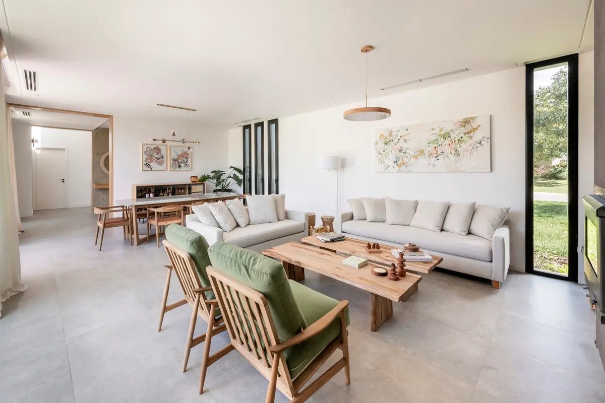 Sala de estar moderna com piso de concreto e janelas amplas — projeto Casa San Matías, por BK Arquitectos, em Belén de Escobar