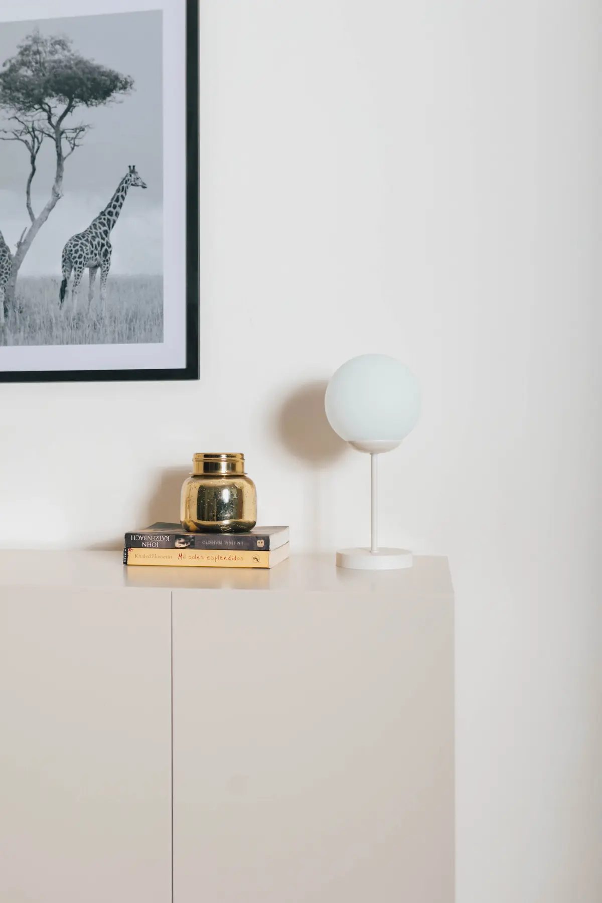 Sala de estar moderna minimalista com gravura de girafa — projeto Veladores, por ALTORANCHO, em San Isidro