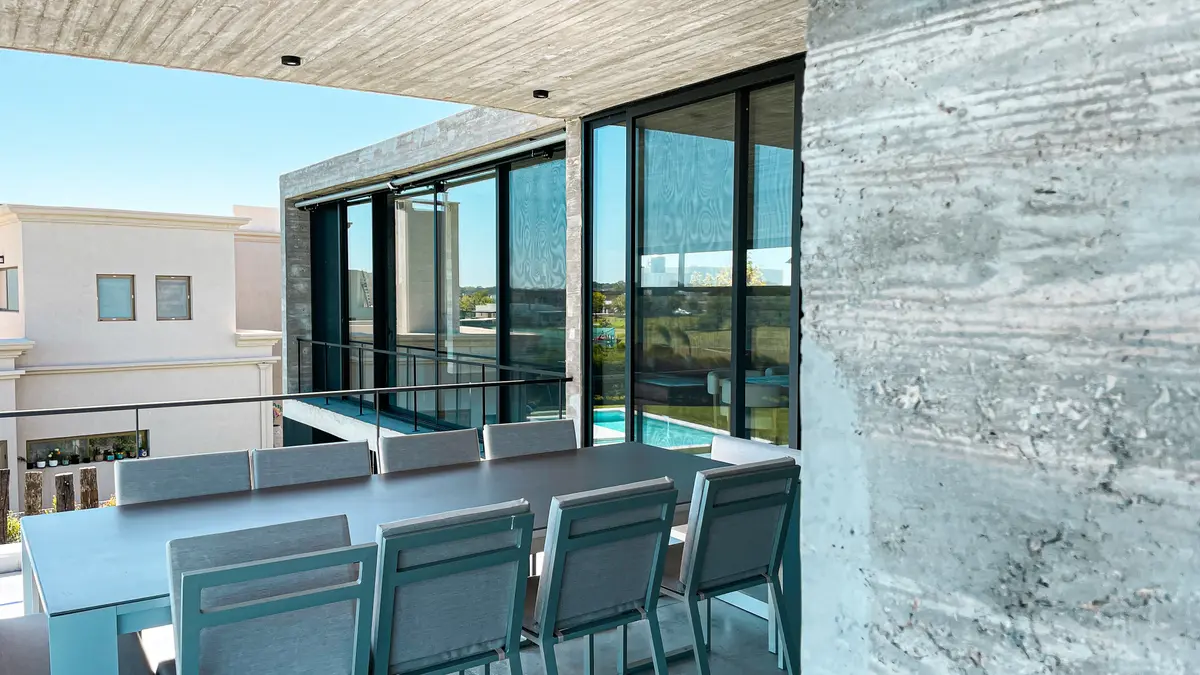 Terraço moderno com mesa de jantar de madeira e cadeiras de metal — projeto EC 370, por Grupo Pauta Arquitectura
