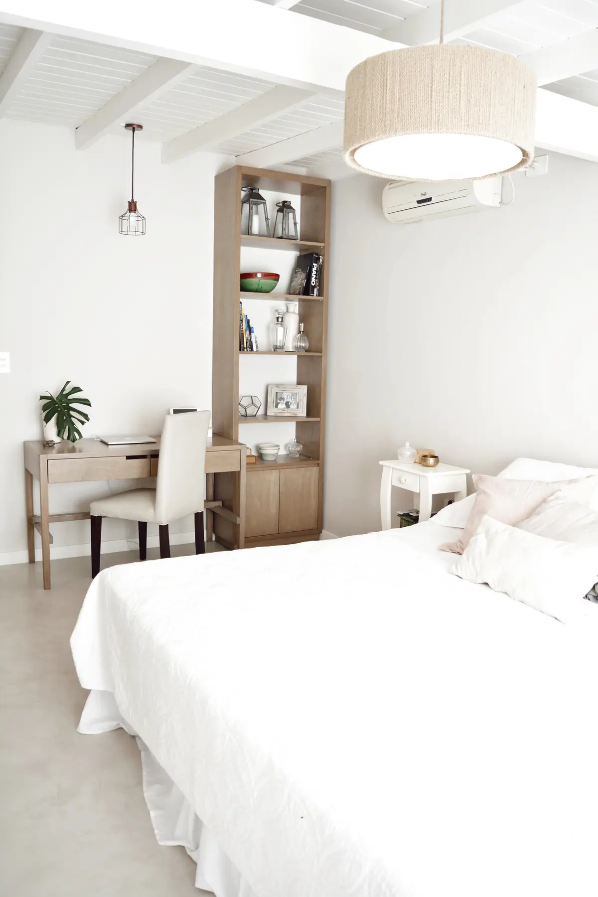 Dormitorio estilo nórdico con rincón de oficina integrado y vigas a la vista — proyecto Pliar Green, por Equipe, en Pilar