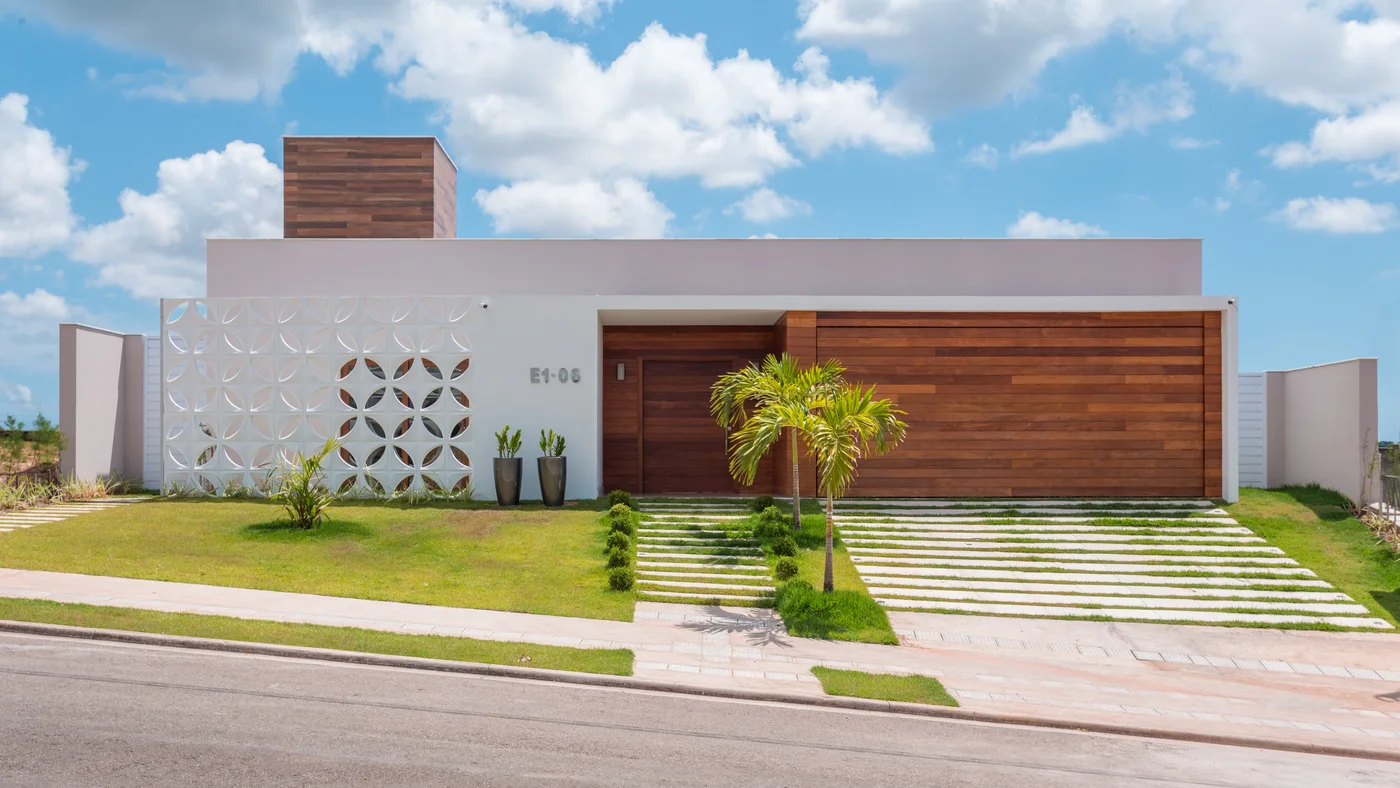 Fachada moderna minimalista con detalles en madera y concreto