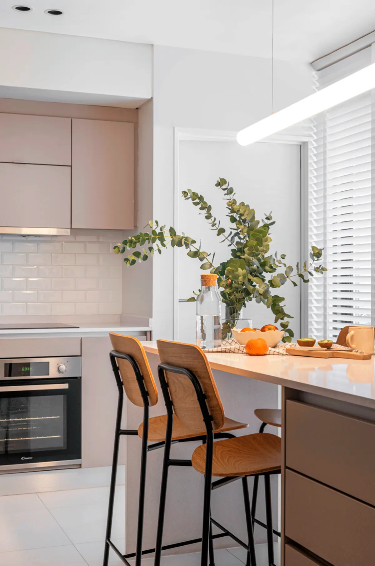 Cozinha moderna com ilha e balcão, estilo escandinavo — projeto Interiorismo / Diseño de mobiliario, por Paprika Estudio, em Buenos Aires