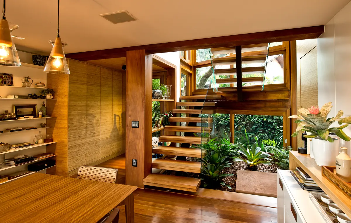 Escada com cor predominante Tons de Madeira do Projeto Casa A.L. por Ruschel Arquitetura e Urbanism