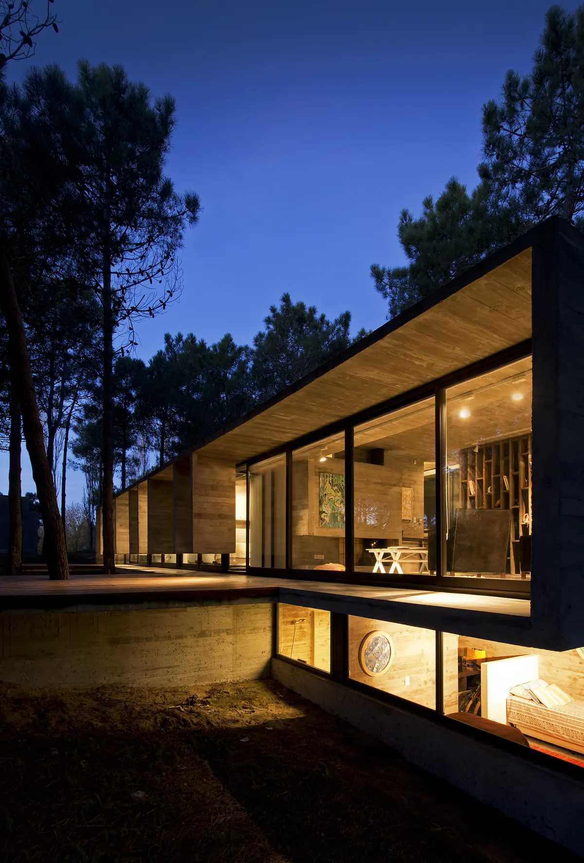 Jardín con color predominante Negro del Proyecto Casa Valeria por Luciano Kruk