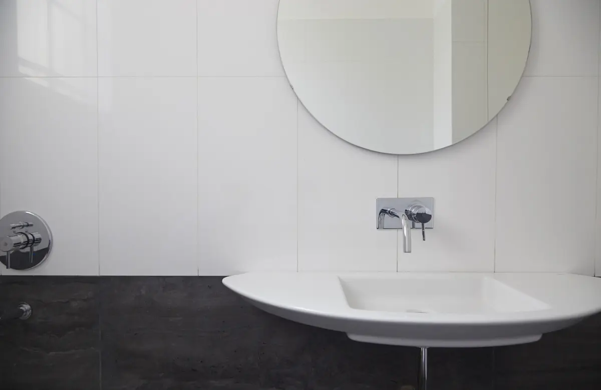 baño moderno minimalista con bacha blanca y grifería de pared — proyecto BERUTI 2, por Estudio Trama, en Palermo