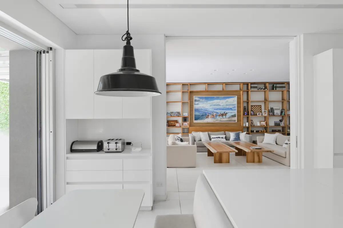 Cocina moderna integrada a living, minimalista y luminosa — proyecto Casa D, por Estudio Dado, en Belgrano
