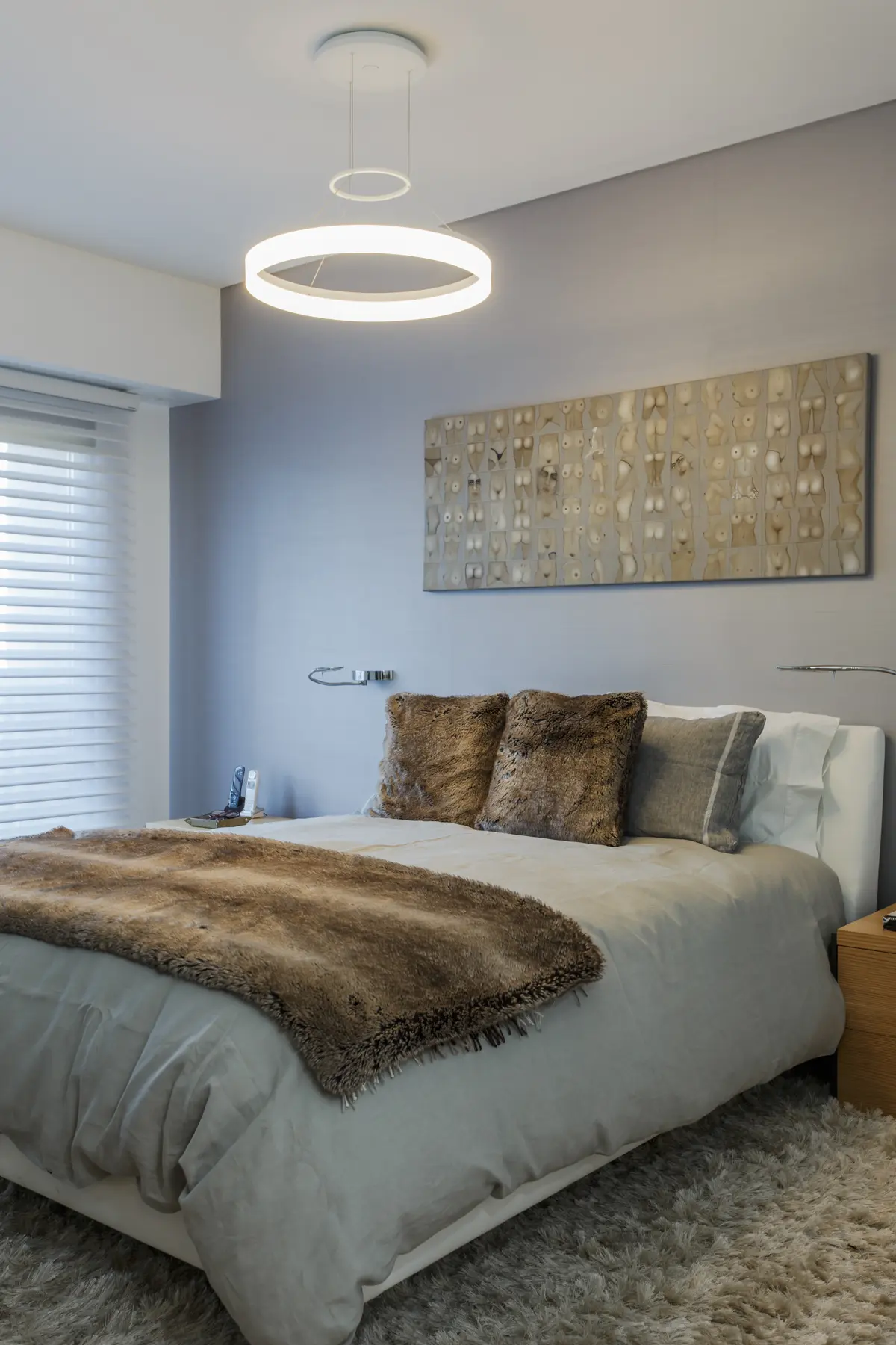 Dormitorio moderno con cama plataforma y alfombra shaggy — proyecto Piso en Belgrano, por Gutman+Lehrer Arquitectas, en Belgrano