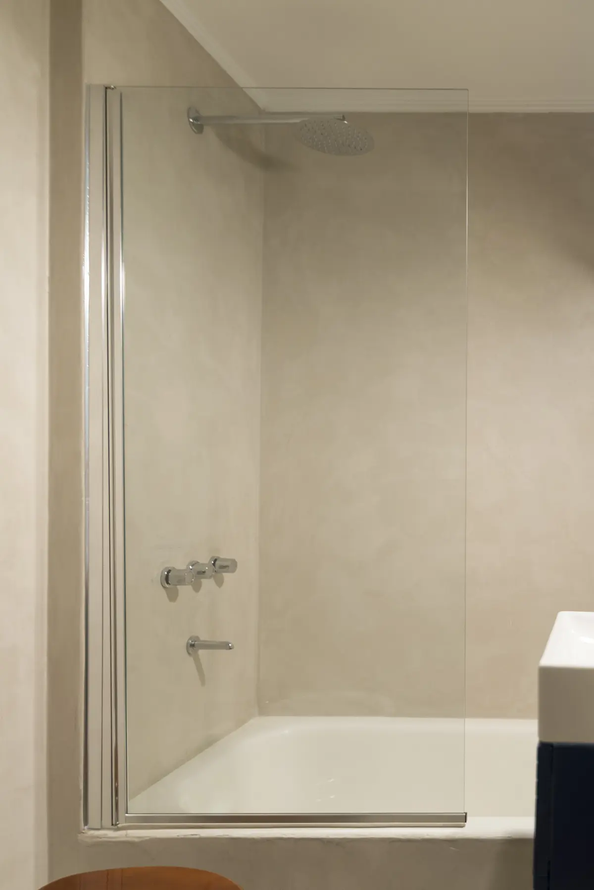 Baño moderno minimalista con bañera exenta y mampara de cristal — proyecto Lavalleja 3, por ST Arquitectas, en CABA