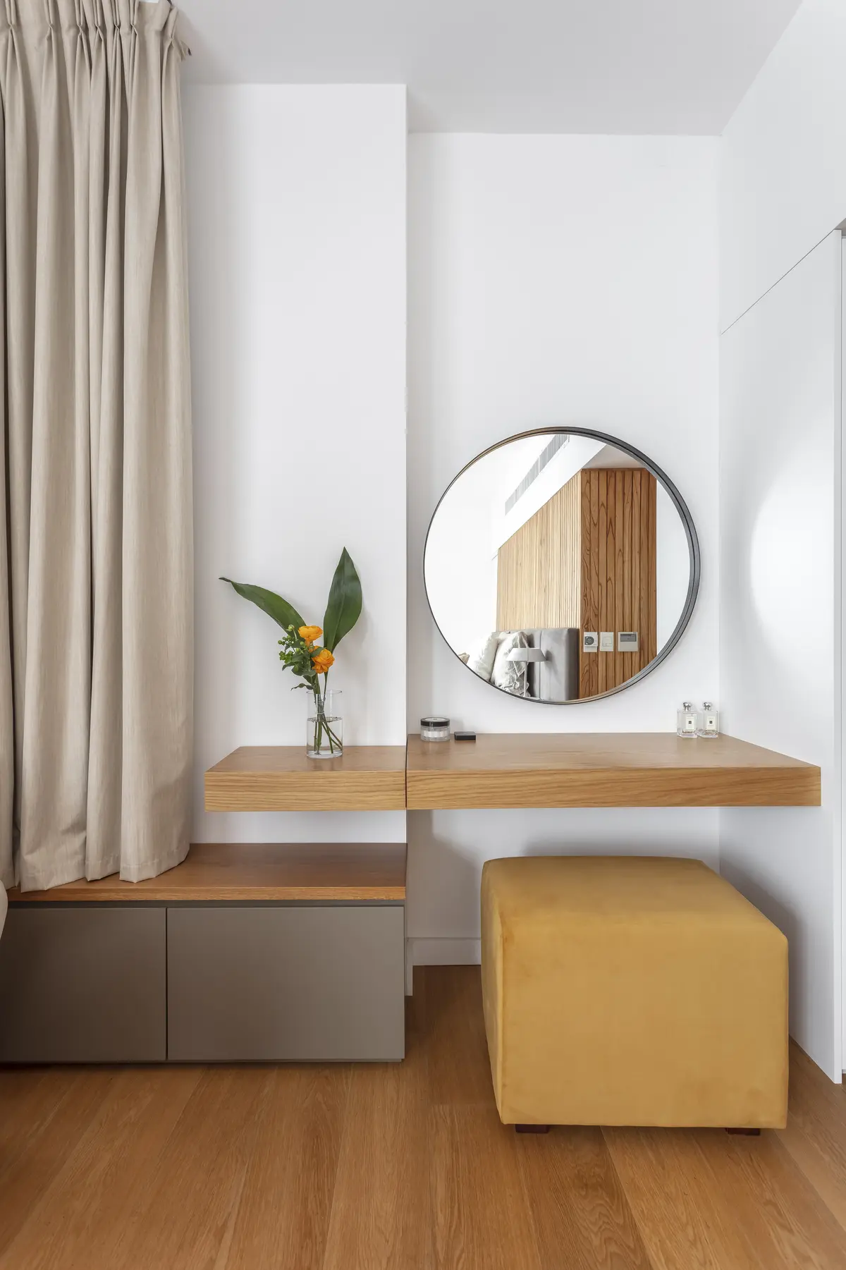 Dormitorio moderno escandinavo con tocador flotante y espejo redondo — proyecto Nordelta, por Judith Babour, en Nordelta