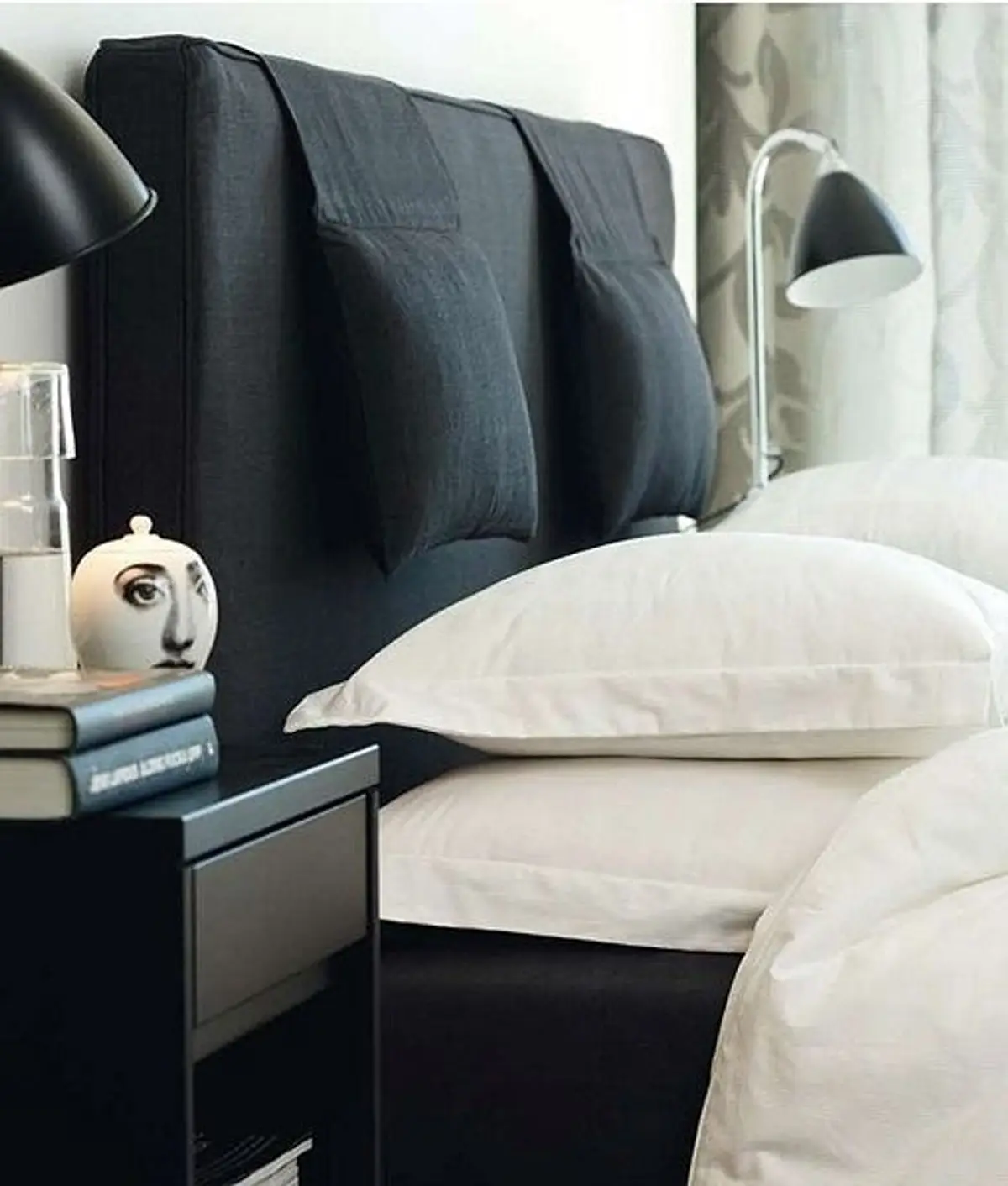Dormitorio moderno con cabecero tapizado gris oscuro y almohadas blancas — proyecto Tigre, por Estudio G, en Tigre