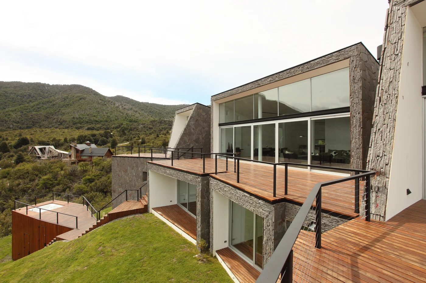 Casa moderna con deck y vistas a las montañas