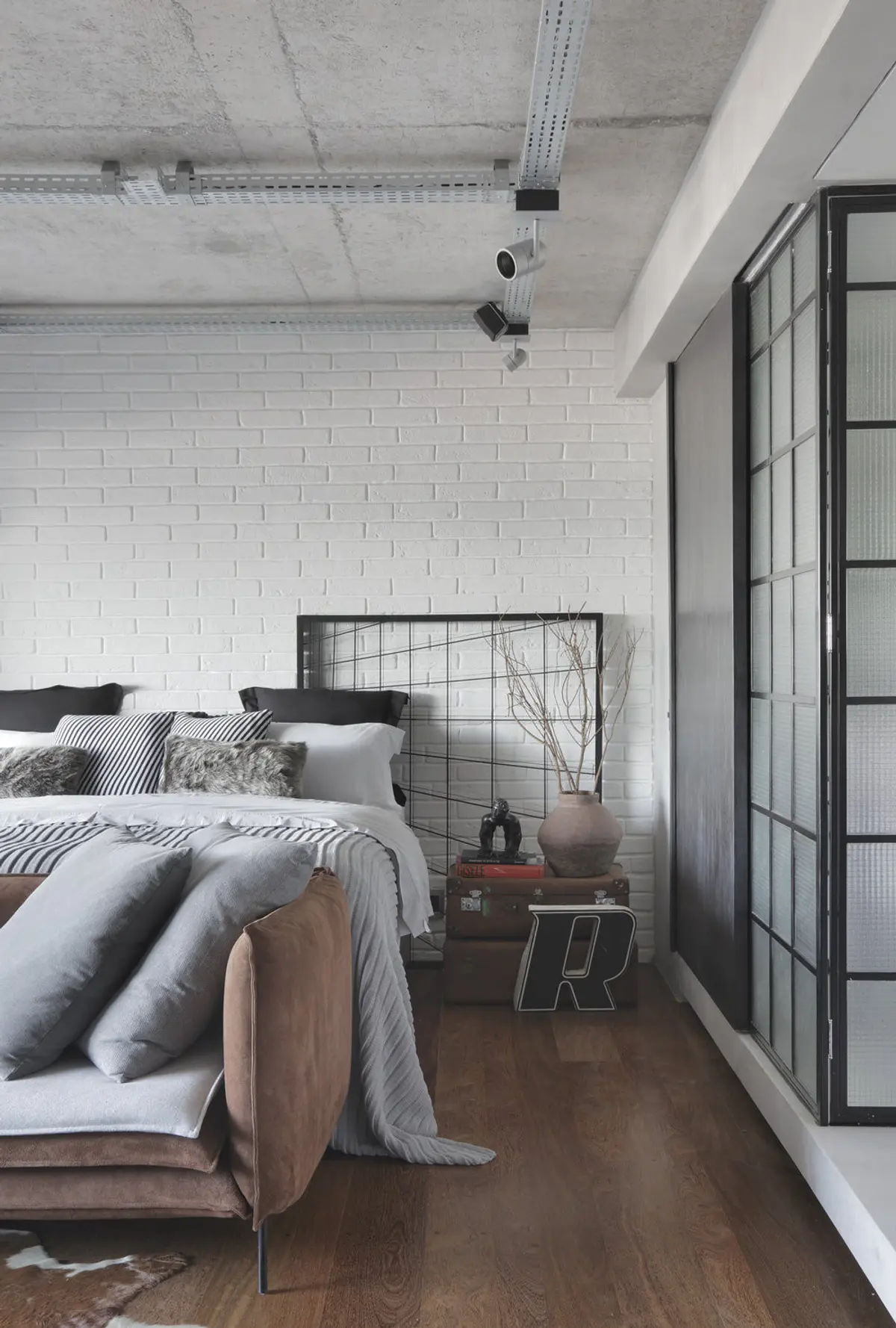 Dormitorio industrial con cama, ladrillo blanco y techo hormigón — proyecto RA Loft, por Studio Ro-ca