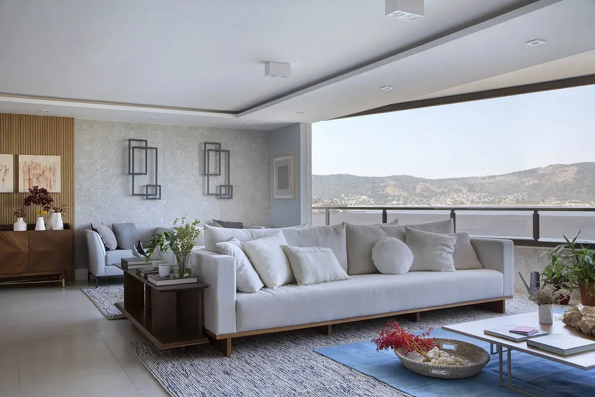 Sala Estilo Clássico com cor predominante Cinza do Projeto Apartamento Ingá por Amanda Miranda
