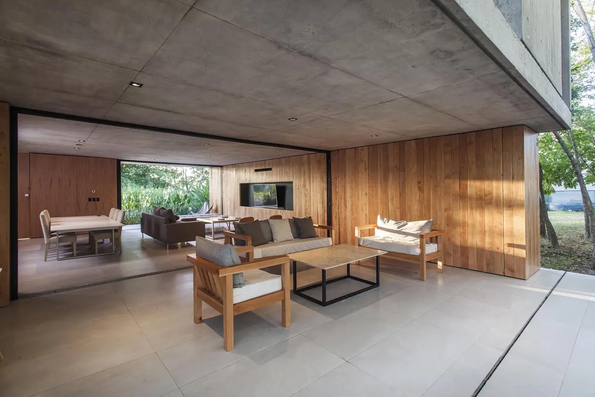 Living moderno con patio y bosque — proyecto Casa MF, por V2 Arquitectos, en City Bell