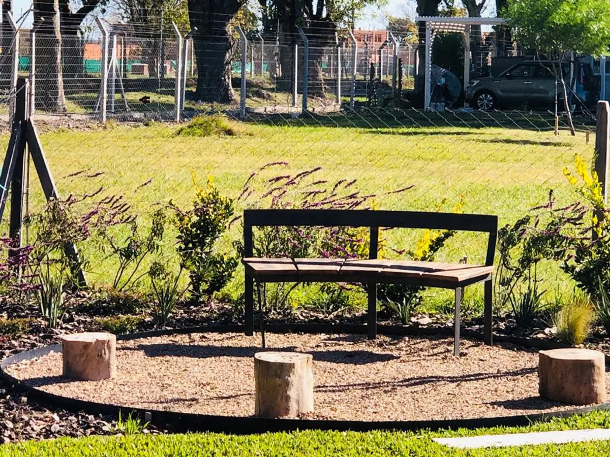 Jardín con color predominante Beige del Proyecto Proyecto Santa Elena por Celina Sammartino Paisajismo
