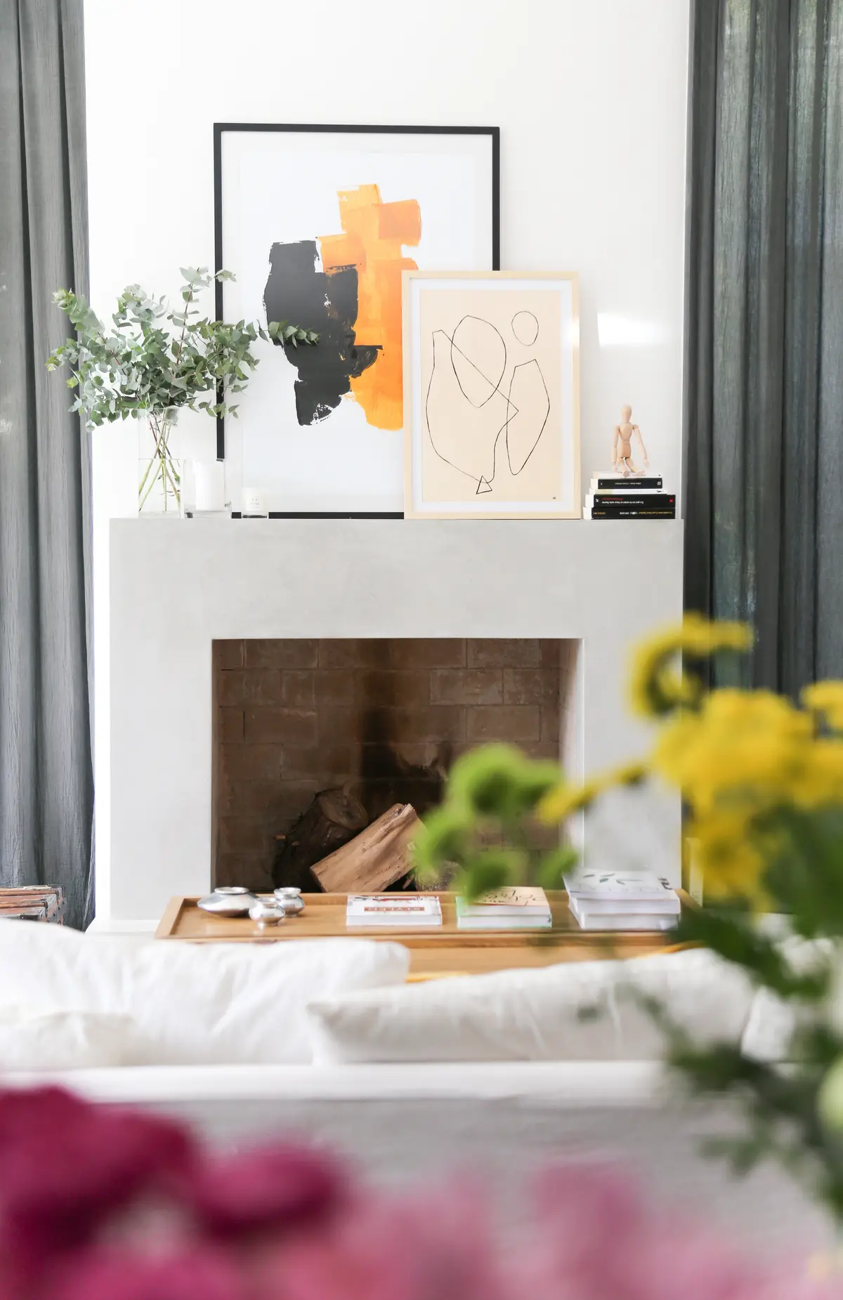 Sala de estar moderna com lareira minimalista e arte abstrata — projeto Proyecto San Isidro, por Olivia D, em San Isidro