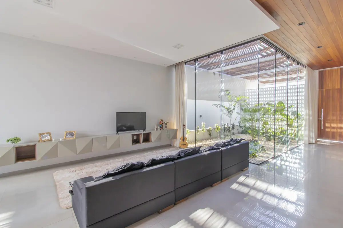 Banheiro Principal com cor predominante Bege do Projeto Casa GeGi por Studio Jordano Valota