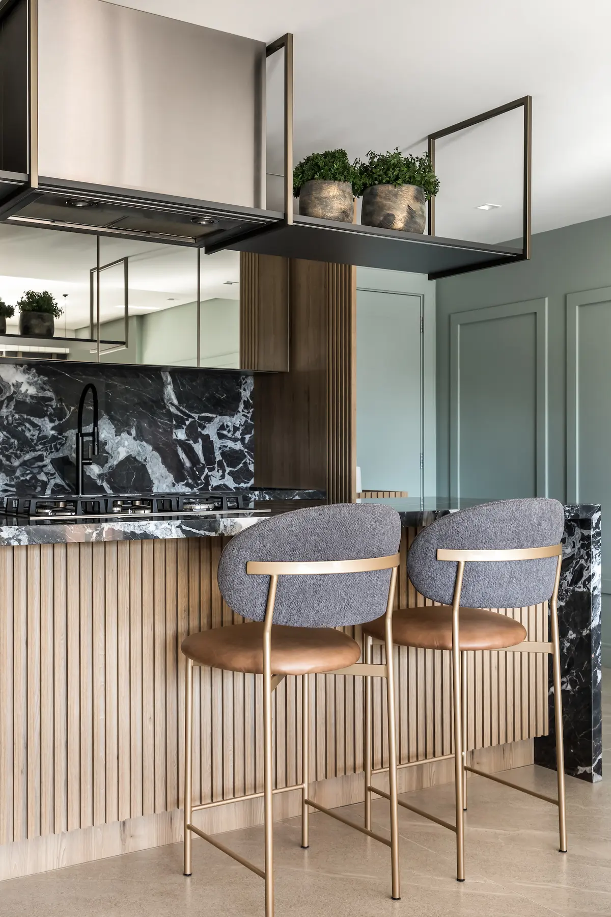 Cozinha moderna com ilha em lamela de madeira e bancada de mármore — projeto Living do apartamento - CASA COR PR, por Lóh Studio, em Curitiba