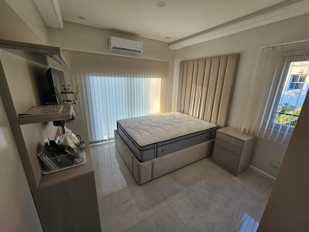 Dormitorio moderno con paneles de tela y cortinas translúcidas — proyecto Reforma V, por de Sautu Di Matteo arquitectos , en Canning