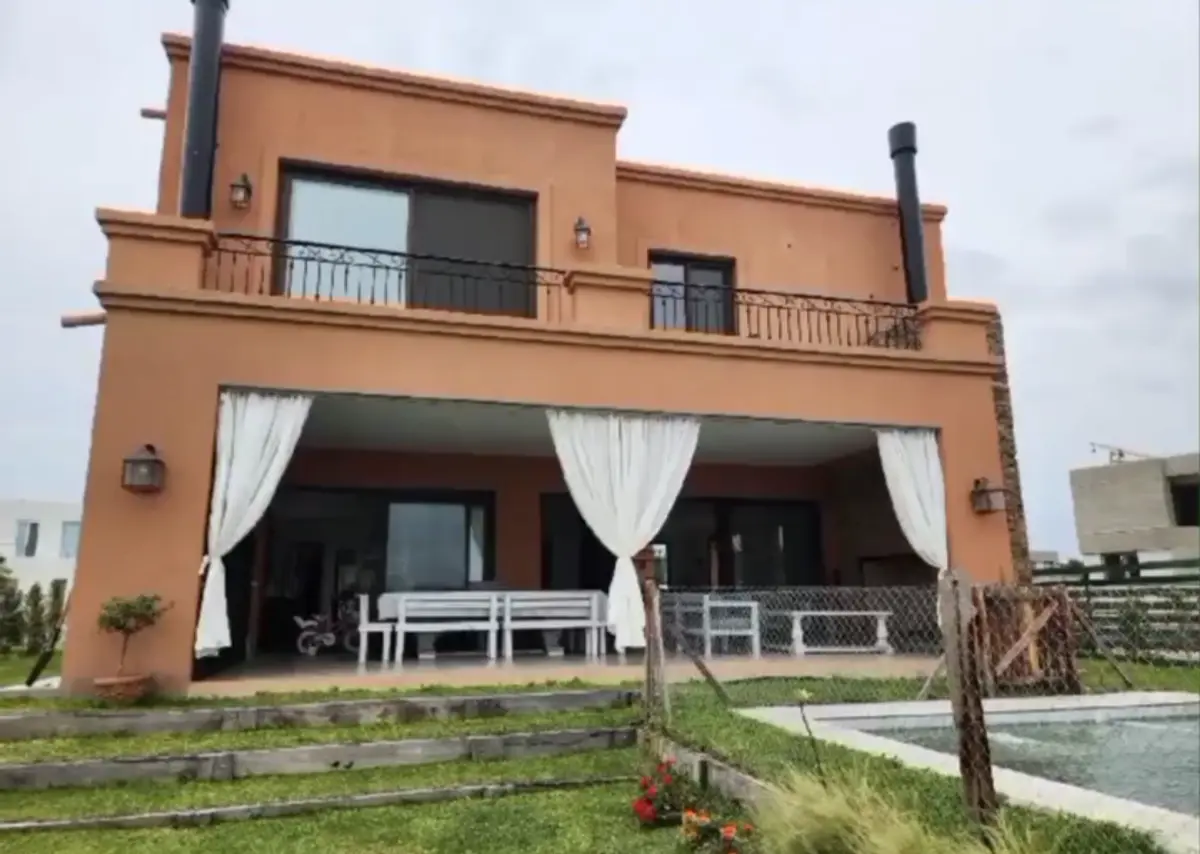 fachada moderna com piscina e deck de madeira — projeto La toscana, por mzi.arquitectos, em Tigre