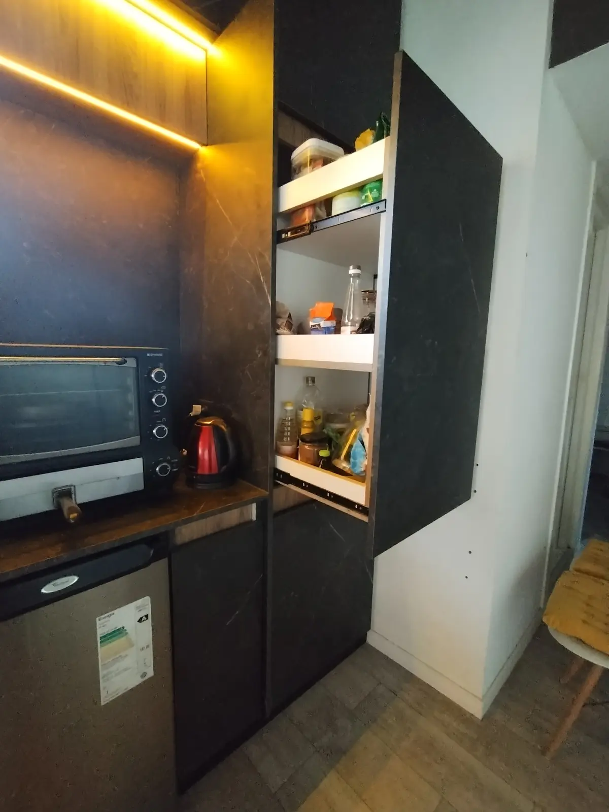 Cozinha moderna com iluminação indireta e armários embutidos — projeto Diseño personalizado a gusto del cliente, por Saavedra Amoblamientos, em Pinamar