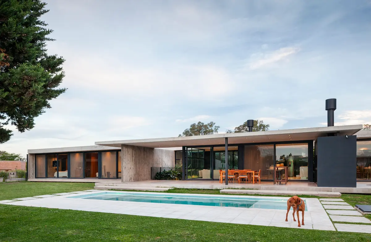 Casa moderna con piscina infinita y fachada de hormigón visto — proyecto Casa GUGA, por V2 Arquitectos, en City Bell