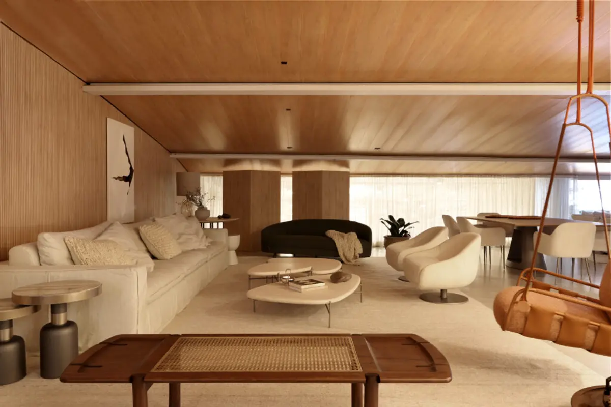 Sala de estar moderna com teto de madeira e poltronas esculturais — projeto Mostra ARTEFACTO Beach and Country São Paulo 2022, por Barbara Dundes – Arquitetura + Design