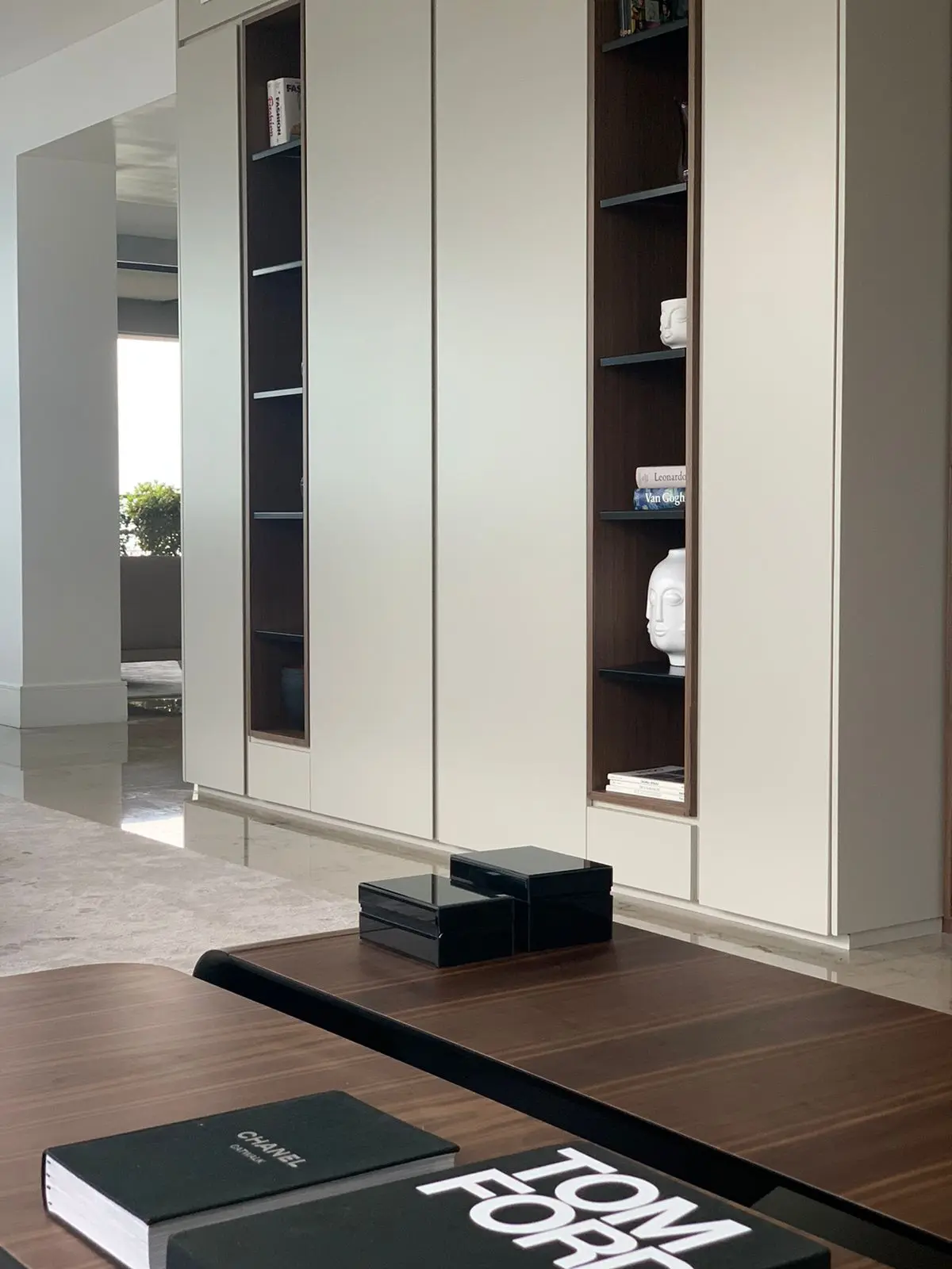 Living moderno con estanterías integradas y mesa de centro de madera — proyecto Forum - Estudio Made it , por ABEJA CONCEPT, en Belgrano