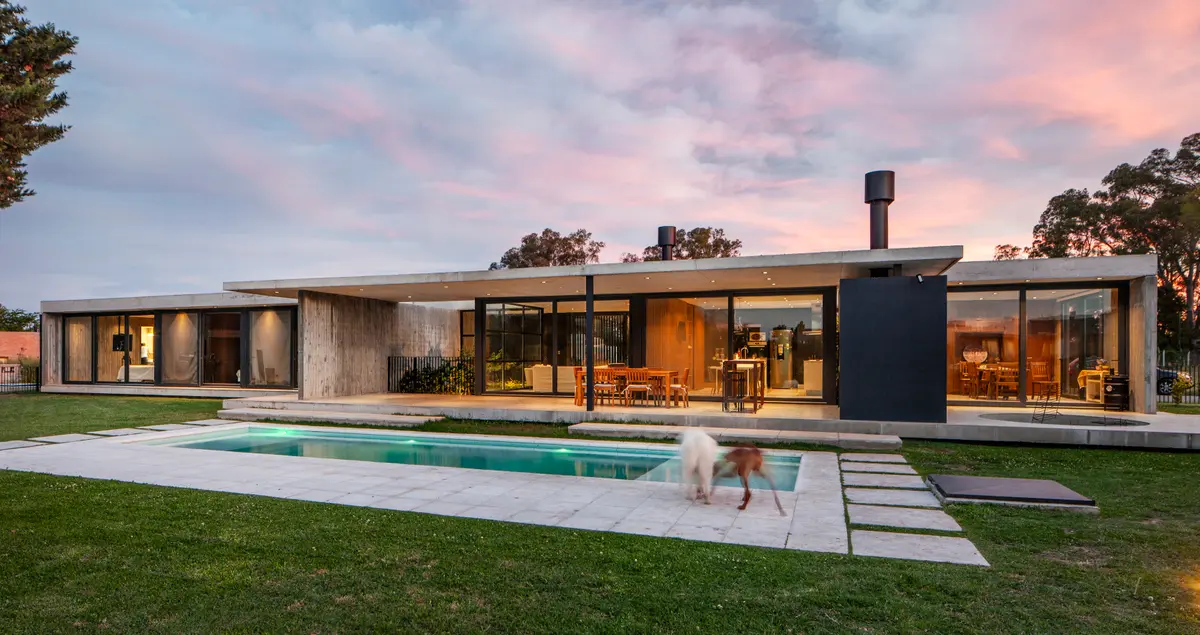 fachada moderna con pileta y techo voladizo — proyecto Casa GUGA, por V2 Arquitectos, en City Bell
