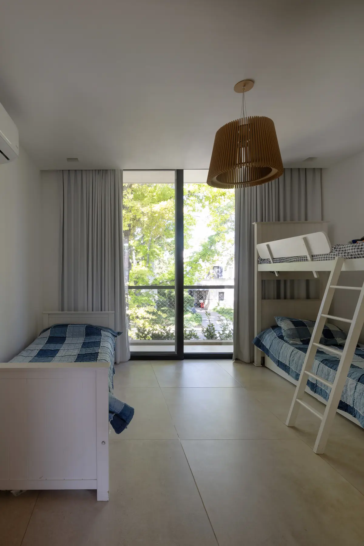 Quarto moderno com duas camas, beliche e vista para o jardim — projeto CASA RuZa, por Alfredo Orfila arquitectura, em Benavidez