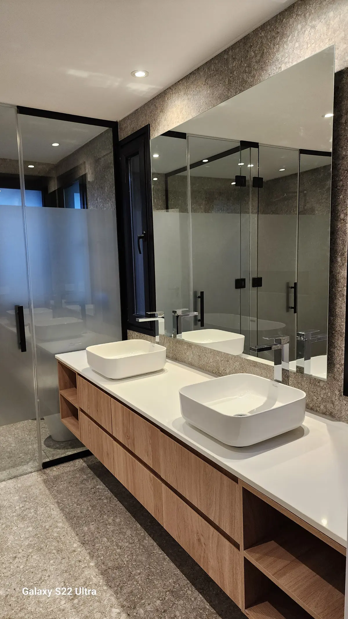Baño moderno con lavabos dobles y vanitory de madera — proyecto Casa SF, por Vidal Bianchi arquitectura, en Pilar