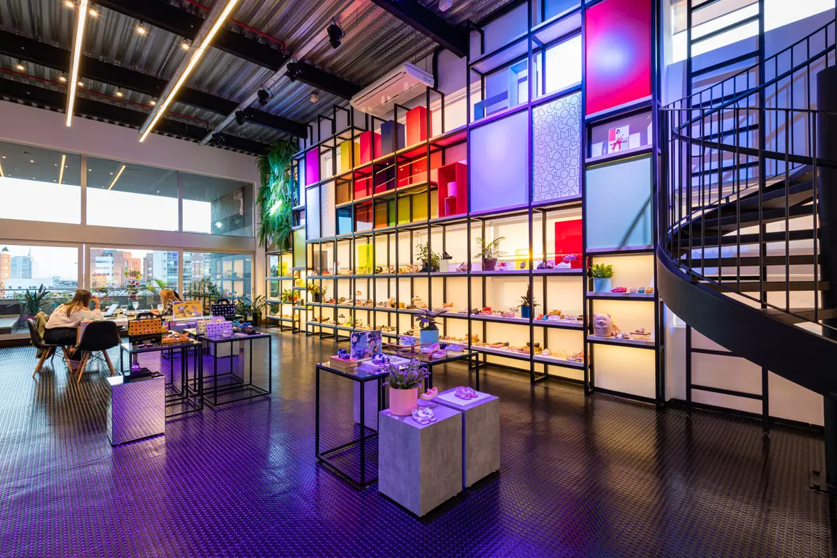 Home Office do Projeto Showroom Melissa por Pricila Dalzochio