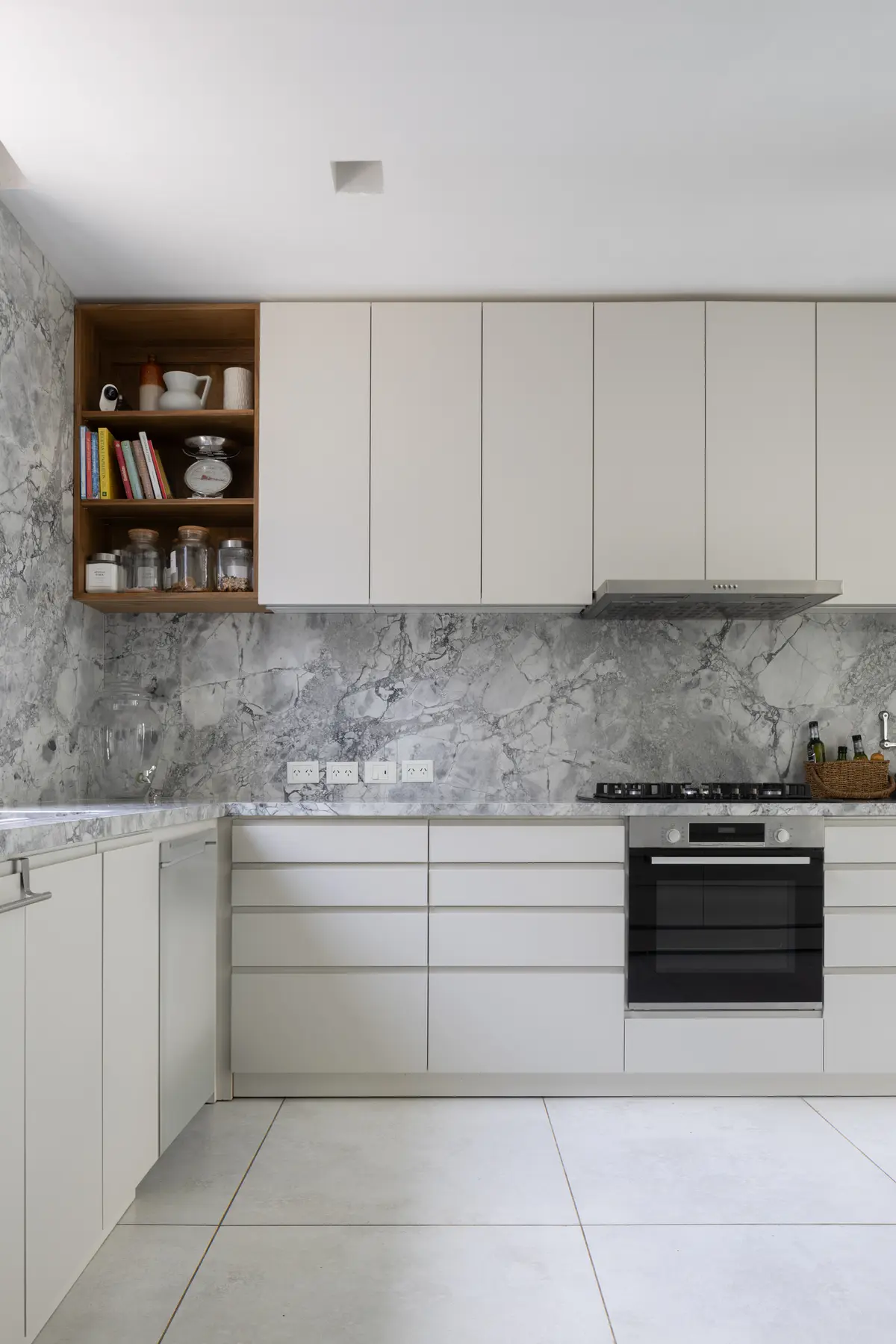 Cocina moderna con mármol y muebles blancos minimalistas — proyecto CASA OrBa, por Alfredo Orfila arquitectura, en San Isidro