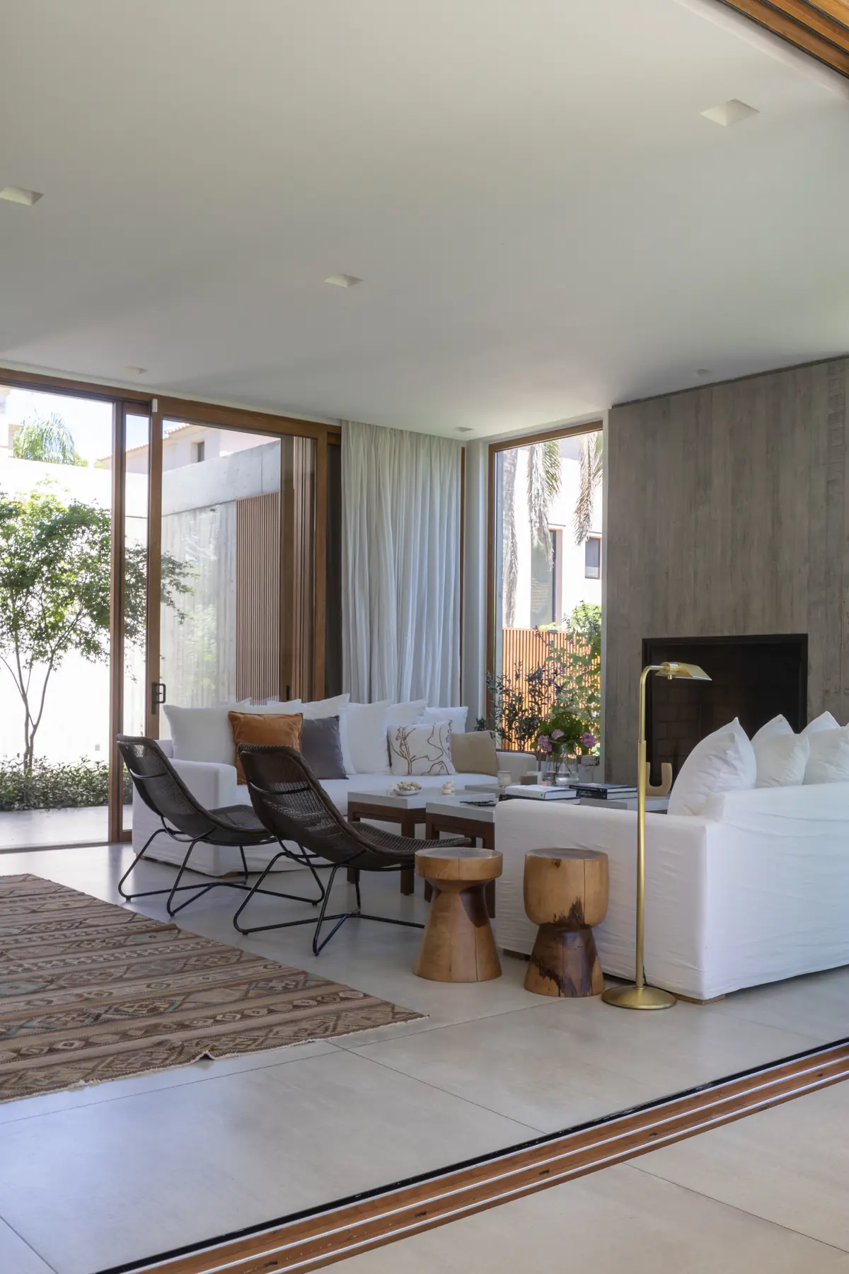 Living moderno minimalista con ventanales amplios y chimenea de hormigón — proyecto CASA OrAz, por Alfredo Orfila arquitectura, en San Isidro