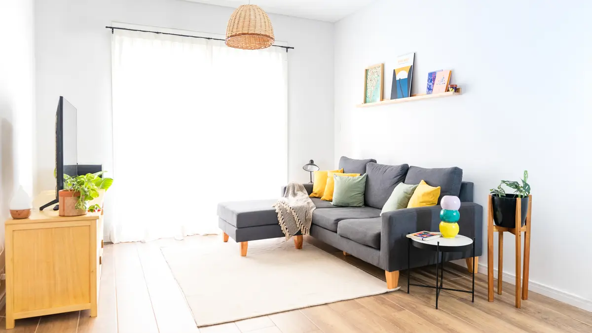 Sala de estar escandinava com sofá modular cinza e luminária de vime — projeto Proyecto CP, por Estudio Plats